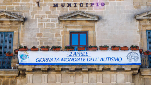 facciata del municipio di Enna con striscione giornata mondiale della consapevolezza dell'autismo