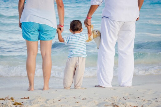 genitori e bambino in spiaggia
